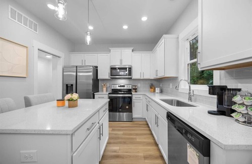 Durham House | Luxe 3BR Near Duke, DPAC, NCCU & Downtown Durham with Free Parking and Fast WiFi