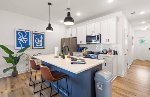 Paw Creek House | Luxe 3BR Townhouse to Uptown Charlotte