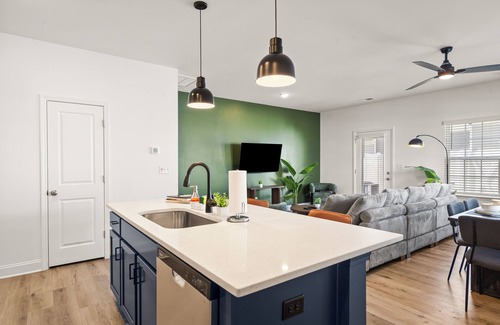 Paw Creek House | Luxe 3BR Townhouse to Uptown Charlotte