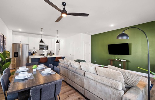 Paw Creek House | Luxe 3BR Townhouse to Uptown Charlotte