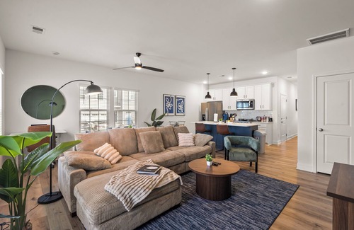 Paw Creek House | Luxe 3BR Townhouse to Uptown Charlotte