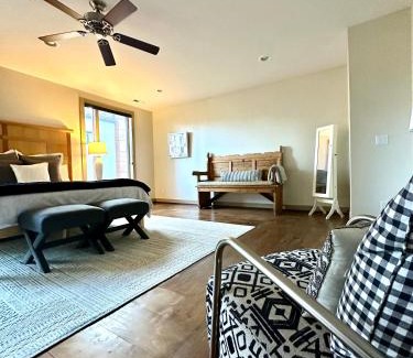 Civic Center House | Luxe 4 bed 5 bath with Parking Walk to Capitol, Convention Center, museums and shops