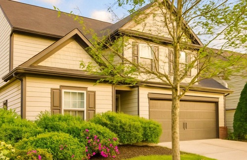 Oakwood House | Luxe 4 Bed Retreat: Sleeps 8 & Mins Lake Lanier