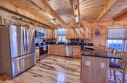 Carbon Hill Cabin | Luxe 5-bedroom Lodge - Seasonal Pool - Hot Tub - Firebrick Oven