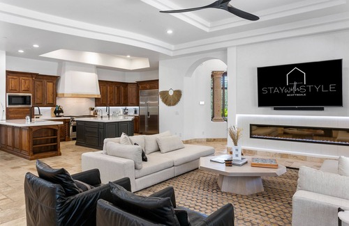Central Scottsdale House | Luxe 8-bedroom retreat w/golf sim, wellness room. Perfect for corporate getaways. - HIDDEN PALM