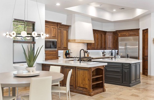 Central Scottsdale House | Luxe 8-bedroom retreat w/golf sim, wellness room. Perfect for corporate getaways. - HIDDEN PALM