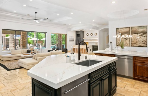 Central Scottsdale House | Luxe 8-bedroom retreat w/golf sim, wellness room. Perfect for corporate getaways. - HIDDEN PALM