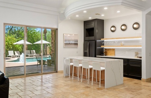 Central Scottsdale House | Luxe 8-bedroom retreat w/golf sim, wellness room. Perfect for corporate getaways. - HIDDEN PALM