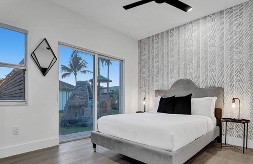 Davie House | Luxe 8BR Mansion|Pool|Cinema