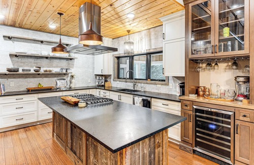 Avalon House | Luxe Barndominium Retreat Near Blue Spring Lake!