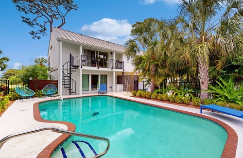 Whitfield House | Luxe bay-view escape with private pool, kayak, grill/ice box, & all-new interior