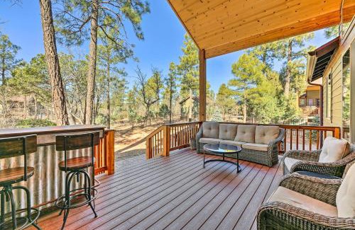 Show Low House | Luxe Cabin with Deck and Fenced Yard in Lakeside!