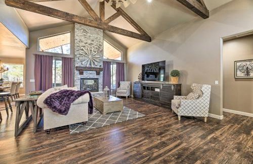 Show Low House | Luxe Cabin with Deck and Fenced Yard in Lakeside!