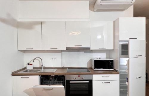 Erzsebetvaros Apartment | Luxe CENTRAL Studio with POOL, PARKING & AC