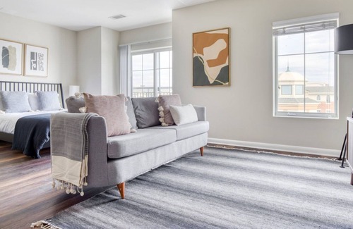Clarendon Apartment | Luxe Clarendon Studio w/ Pool & Gym, steps to Metro & TJ, by Blueground