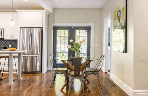 South Hyde Park House | Luxe Comfort: 4BR 3BA Gem near Plaza & Art Museum
