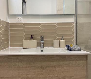 Sete Apartment | Luxe & Confort, Spacieux, Neuf, Clim et Central