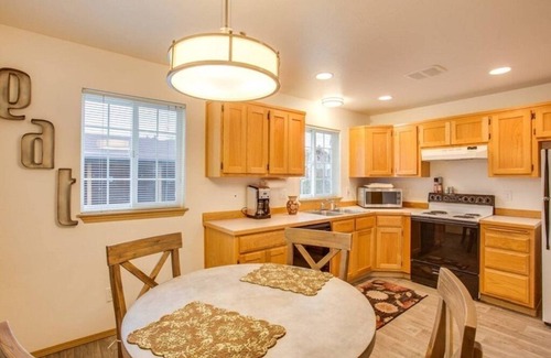 Downtown Leavenworth Resort | Luxe Cottage with Two bedrooms, Upscale, Cozy & Clean with AC, Hot Tub & BBQ