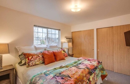 Downtown Leavenworth Resort | Luxe Cottage with Two bedrooms, Upscale, Cozy & Clean with AC, Hot Tub & BBQ