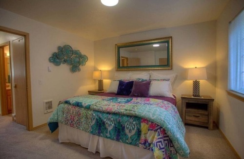 Downtown Leavenworth Resort | Luxe Cottage with Two bedrooms, Upscale, Cozy & Clean with AC, Hot Tub & BBQ