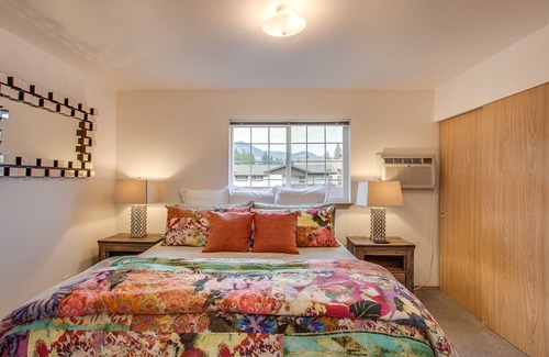 Downtown Leavenworth Resort | Luxe Cottage with Two bedrooms, Upscale, Cozy & Clean with AC, Hot Tub & BBQ