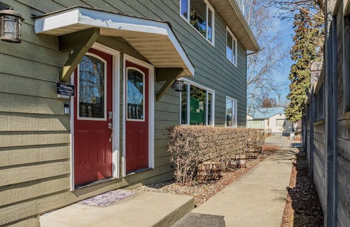 Downtown Anchorage Apartment | Luxe downtown paradise oasis 2br