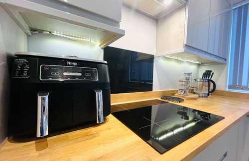 Gillingham House | Luxe Entire Bungalow Based In Dorset, Hot Tub, Pet Friendly, Modern