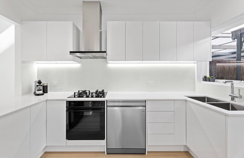 Glenelg House | Luxe Glenelg No.10 | Beach, Backyard, Jetty Rd, Carport, BBQ, WiFi & Airport