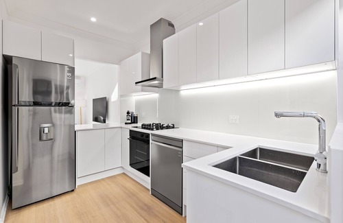 Glenelg House | Luxe Glenelg No.10 | Beach, Backyard, Jetty Rd, Carport, BBQ, WiFi & Airport