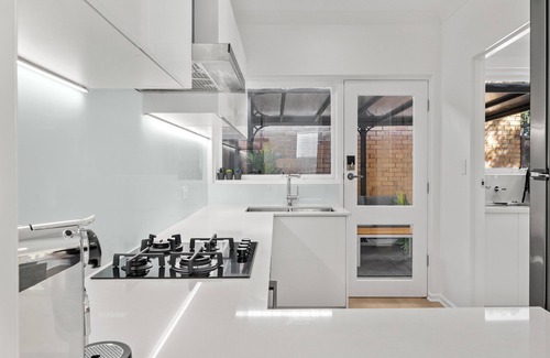 Glenelg House | Luxe Glenelg No.10 | Beach, Backyard, Jetty Rd, Carport, BBQ, WiFi & Airport