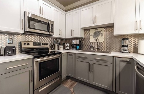 Central Myrtle Beach Apartment | Luxe Heaven by the Lake