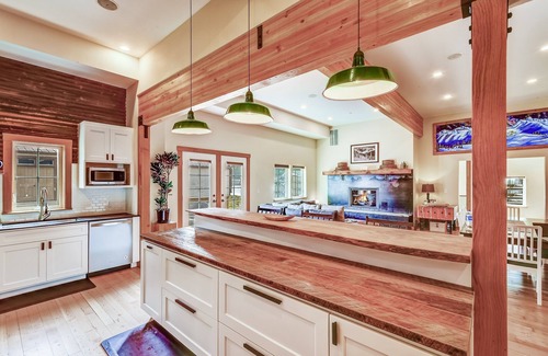Skykomish Cabin | Luxe historic lodge w/spa in heart of Cascades