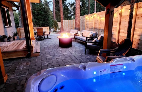 La Pine House | Luxe in La Pine, Sleeps 7, Hot Tub, 2 King Beds, 1 Queen Bed, 1 Twin Bed