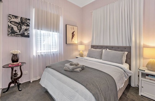 Teneriffe House | Luxe Inner-City Home w/SkylineViews ~ Teneriffe
