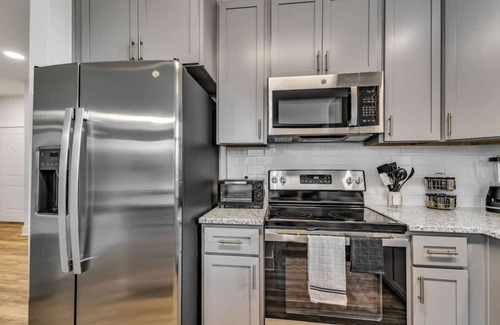 Hayes Apartment | Luxe King 2BR Suite Mins to Downtown Durham!