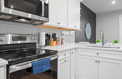 Charlotte House | Luxe King 3BR Townhouse Uptown Charlotte