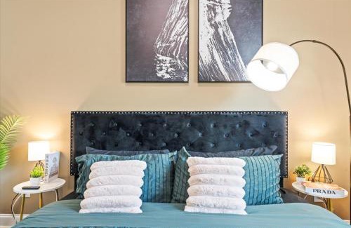 Charlotte House | Luxe King 3BR Townhouse Uptown Charlotte