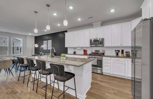 Durham House | Luxe King 4 BR Townhouse Mins to Dwtn Durham!