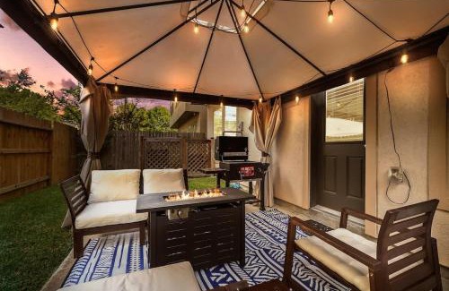 Spring Shadows House | Luxe King 5BR Retreat with Fire Pit near Energy Corridor