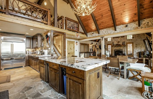 Incline Village Cabin | Luxe Lake View Lodge sleeps 18; Full-gym, Spa, & Firepit.