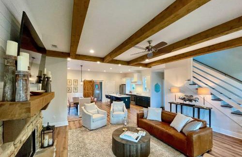 Dadeville House | Luxe Lakefront Getaway with Porch and Water View!