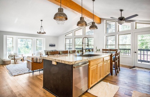 Lava Hot Springs Cabin | Luxe Lodge Noir 15 minutes to downtown Lava!