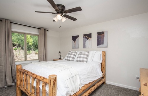 Lava Hot Springs Cabin | Luxe Lodge Noir 15 minutes to downtown Lava!