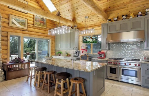 Pine Cabin | Luxe Log Home+Views+Hot Tub+Fire Pit+Open Air Game Room + Red Rocks