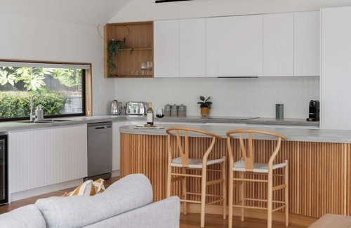 West Launceston House | Luxe - Nestled in the hills of West Launceston
