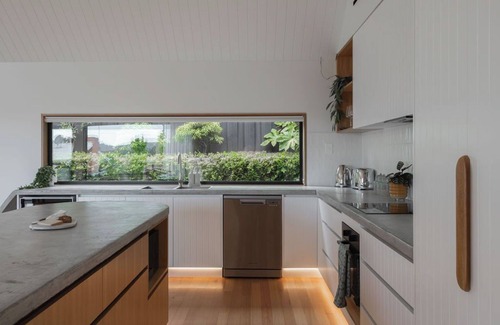 West Launceston House | Luxe - Nestled in the hills of West Launceston