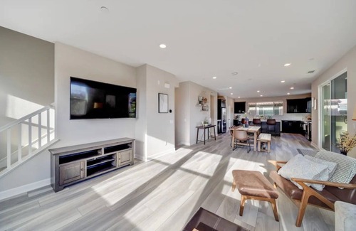 Ivey Ranch - Rancho Del Oro Condo | Luxe Private Getaway in the Heart of Oceanside!
