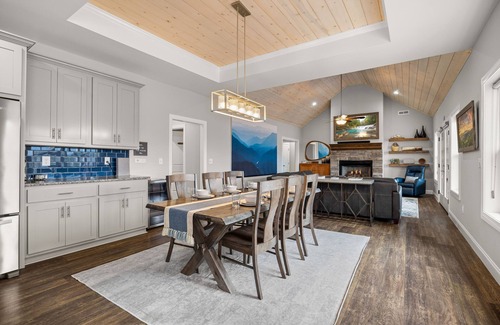 Black Mountain Cabin | Luxe quiet cabin! Hot tub w/mountain views, Dogs welcome!