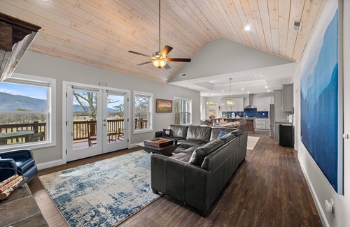 Black Mountain Cabin | Luxe quiet cabin! Hot tub w/mountain views, Dogs welcome!
