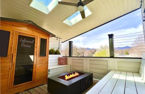 Black Mountain House | Luxe Retreat w/HT-Sauna Deck, King Suites&DT Charm